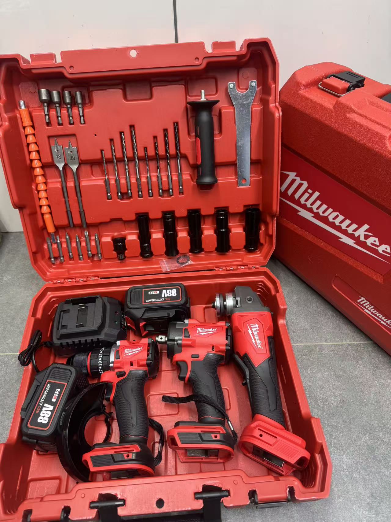 Aku Set 3u1 M12 88V – Bušilica, Udarni Odvijač i Brusilica + 2 Baterije